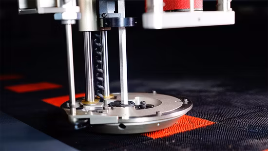 Yyc Китай Компьютерное управление с сенсорным ЖК-экраном Нетканый материал Геотекстиль Автоматический резак для резки пакистанских футболок